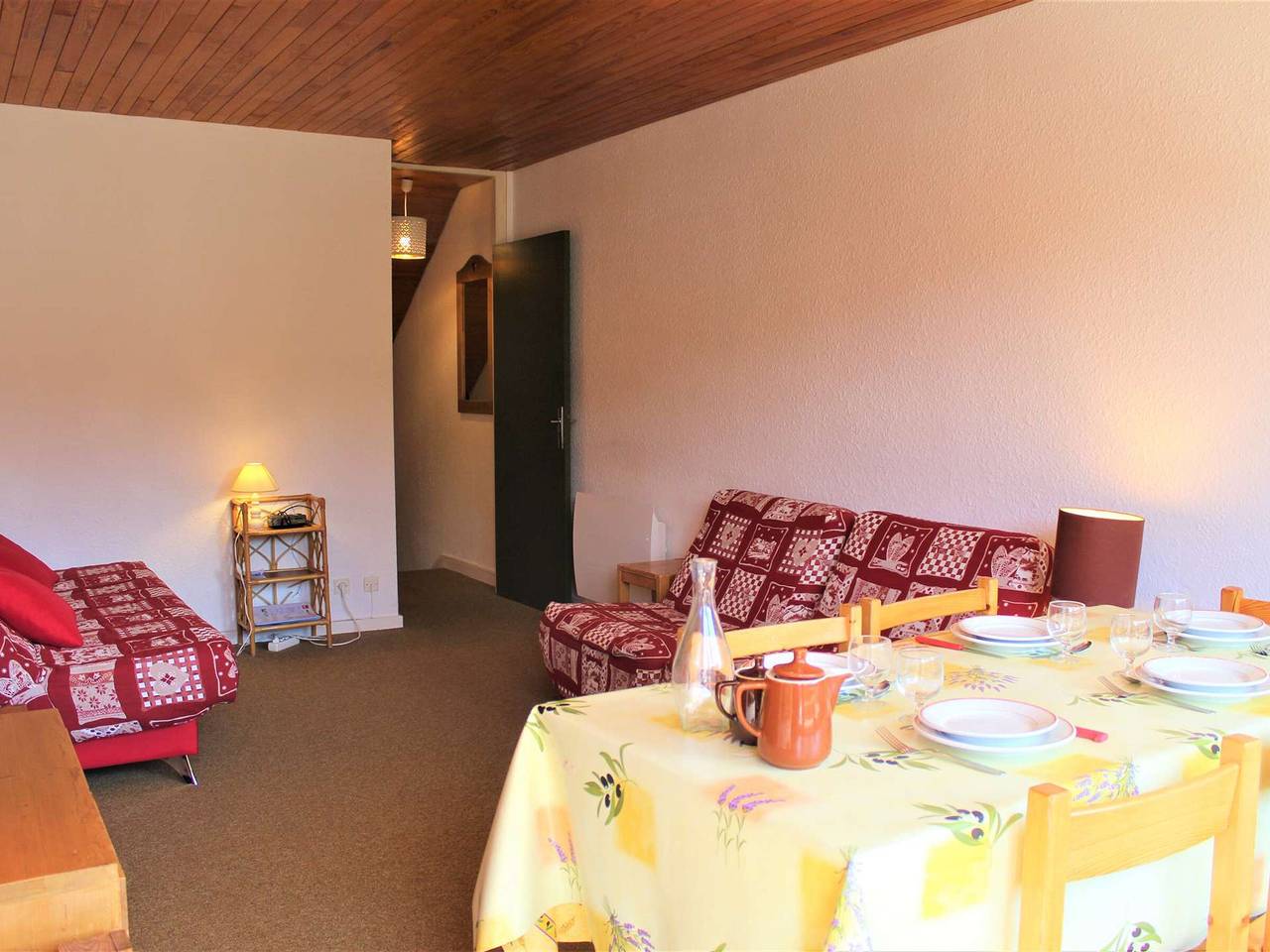 Entire apartment, Cozy 1-Bedroom Apartment, Sleeps 6, Steps from Ski Lifts & Shops in Vars Les Claux in Vars, Briançon region