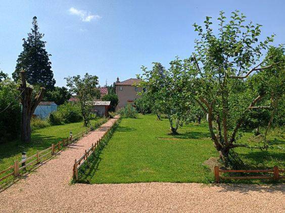 Location de vacances pour 6 personnes, avec terrasse et jardin, animaux acceptés à Sennecey-le-Grand - 4