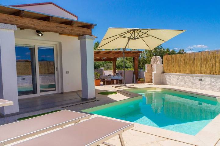 Casa vacanza per 9 persone, con giardino e terrazza nonché piscina, con animali domestici in Arbatax