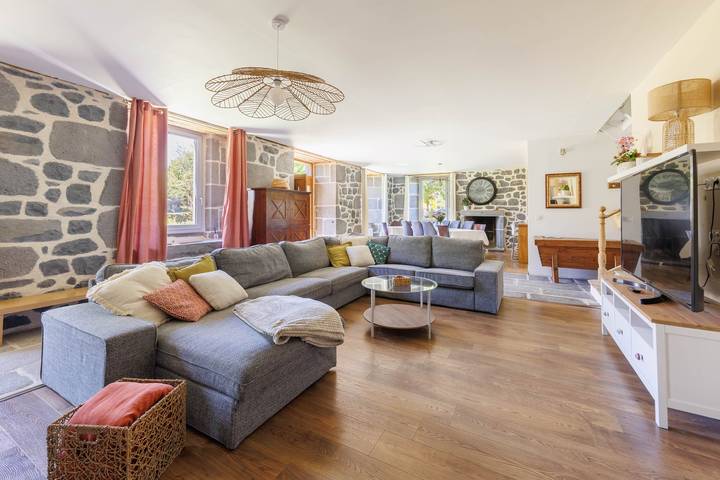 Le Domaine du Rocher - Pour 12 avec grand jardin in Neussargues-Moissac, Région de Saint-Flour