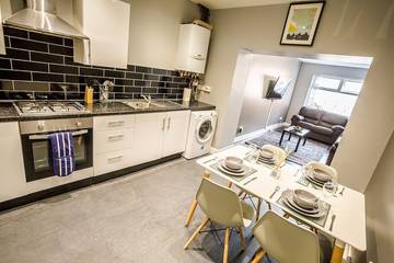 Holiday Rental for 13 People in Huddersfield, West Yorkshire, Photo 4