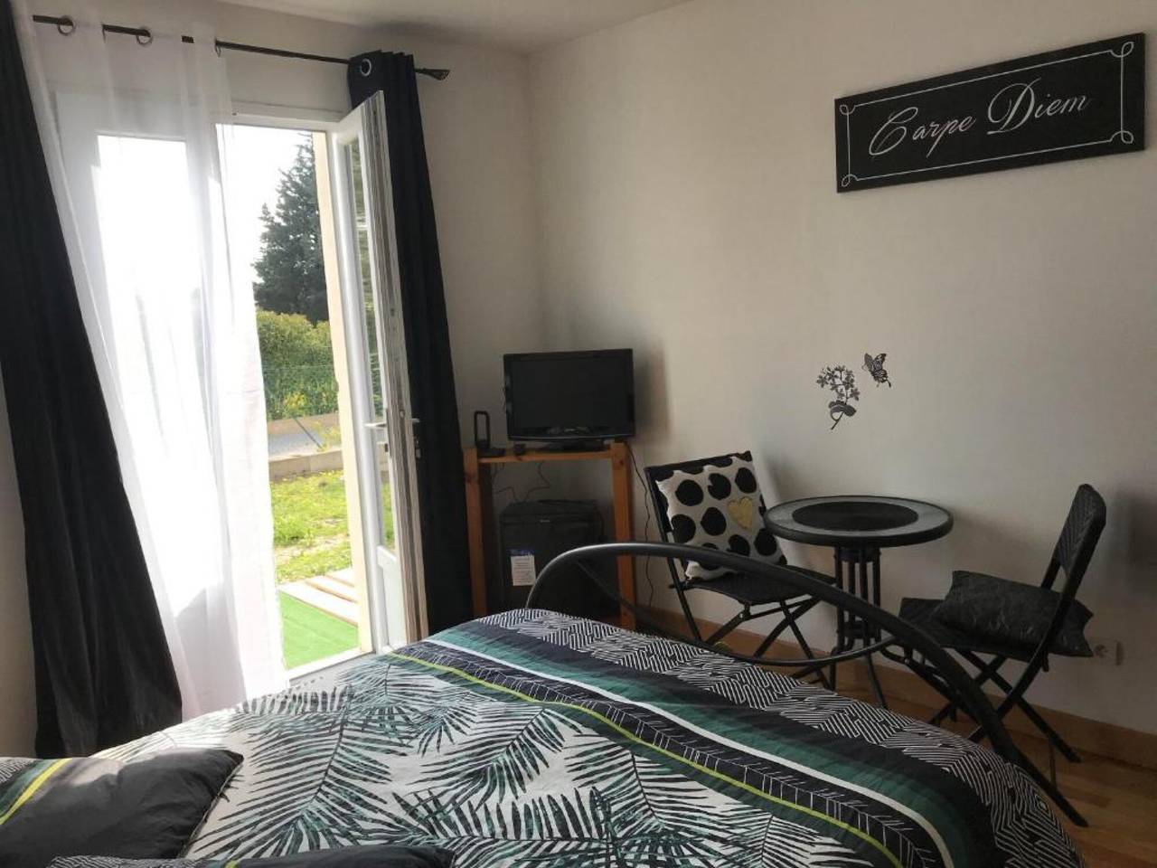 Bed and Breakfast 'Chambre D'hôtes Ardèche Du Sud' con Terraza Privada, Jardín y Wi-Fi in Saint-Remèze, Privas