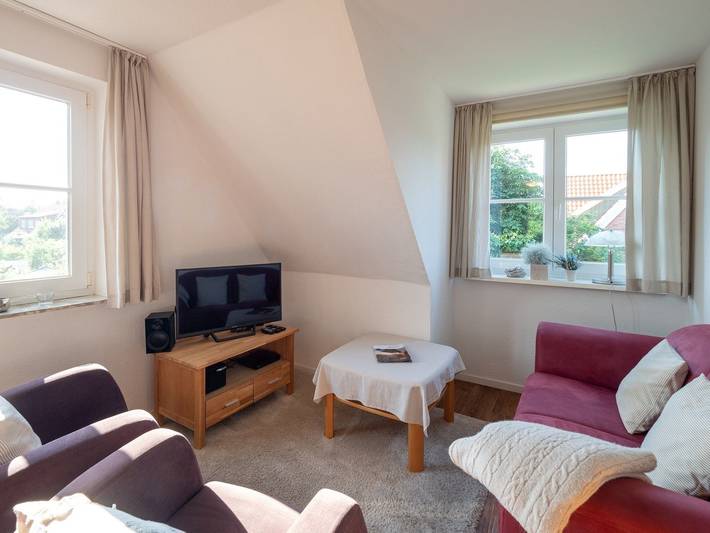 Ganze Wohnung, Schöne Dachgeschoss-Ferienwohnung im Osten der Insel mit Gartennutzung in Nordseebad Spiekeroog, Spiekeroog