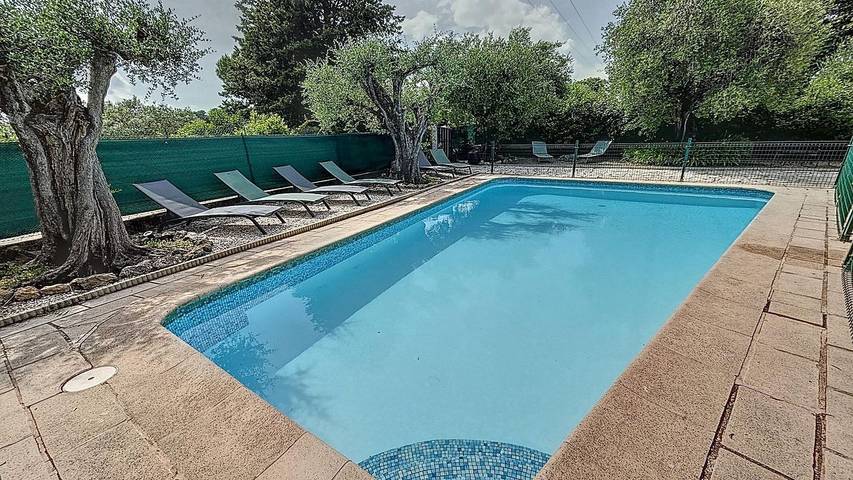 Villa pour 10 personnes, avec terrasse ainsi que jardin et piscine, animaux acceptés à Mouans-Sartoux