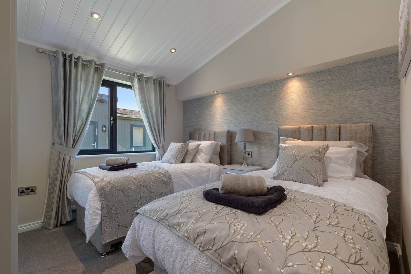 Dewin Bach - Luxury Lodge, Hot Tub, Close to Beach in Penally, Pembrokeshire