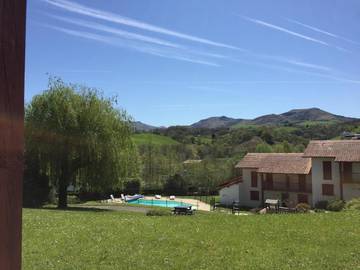 Gîte pour 4 personnes, avec vue ainsi que piscine et jardin à Souraïde