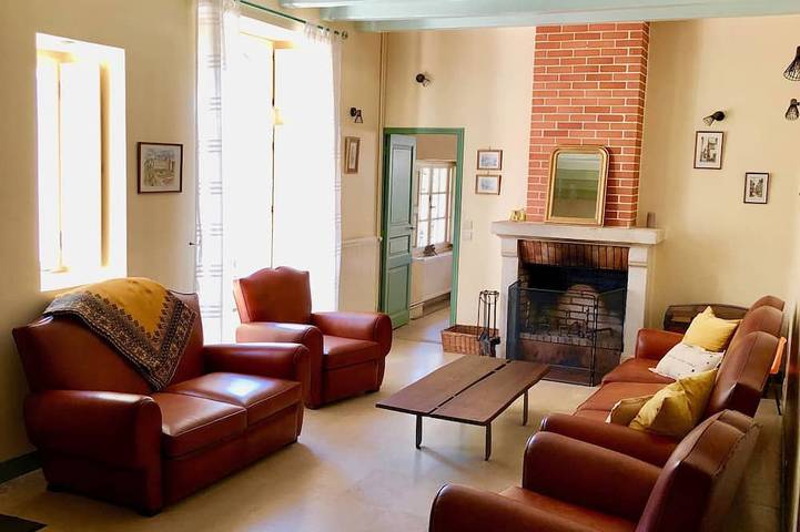 Gîte pour 20 personnes, avec terrasse ainsi que jardin et piscine