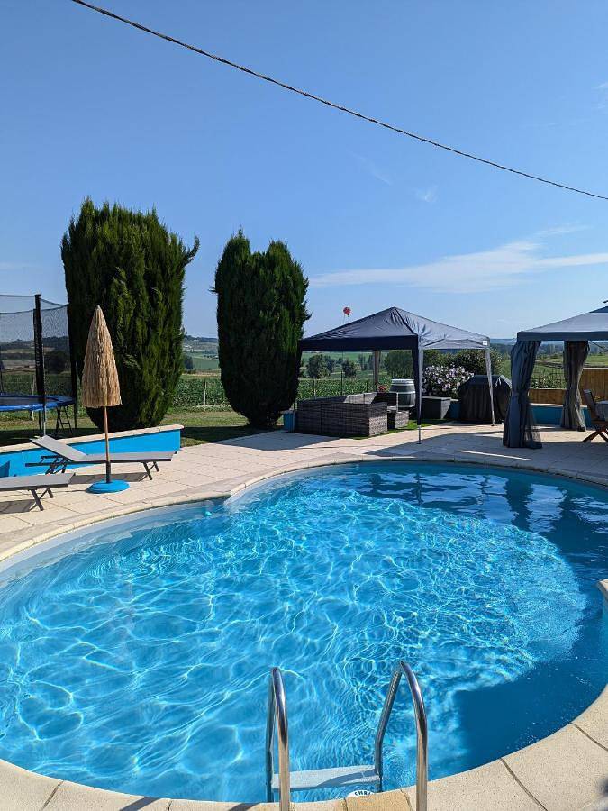 Location de vacances pour 5 personnes, avec jardin ainsi que piscine et vue à Coulx
