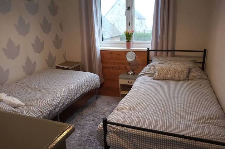 Tranquil, Farmhouse sleeps 6 comfortably, with private large swimming pool in Brecé, Mayenne