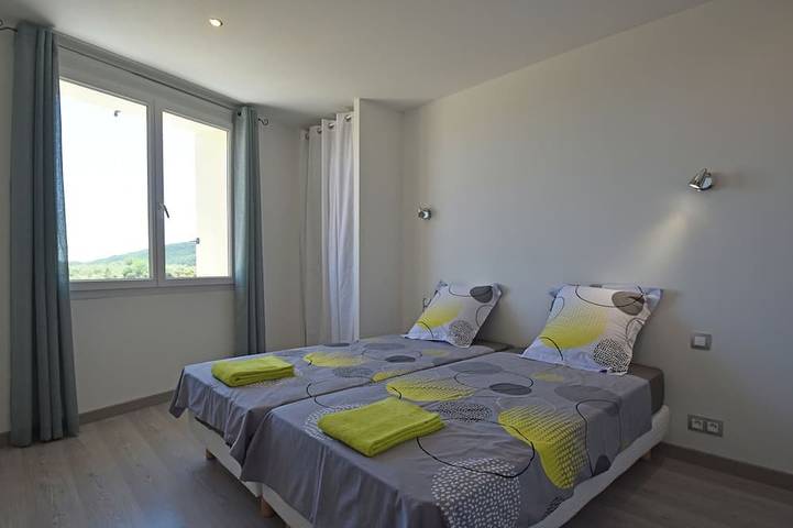 Location de vacances pour 8 personnes, avec Terrasse ainsi que Jardin et Piscine à Montouliers - 2