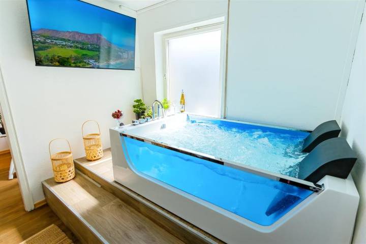 Ferienwohnung für 12 Personen, mit Balkon und Whirlpool sowie Terrasse und Sauna in Ulm