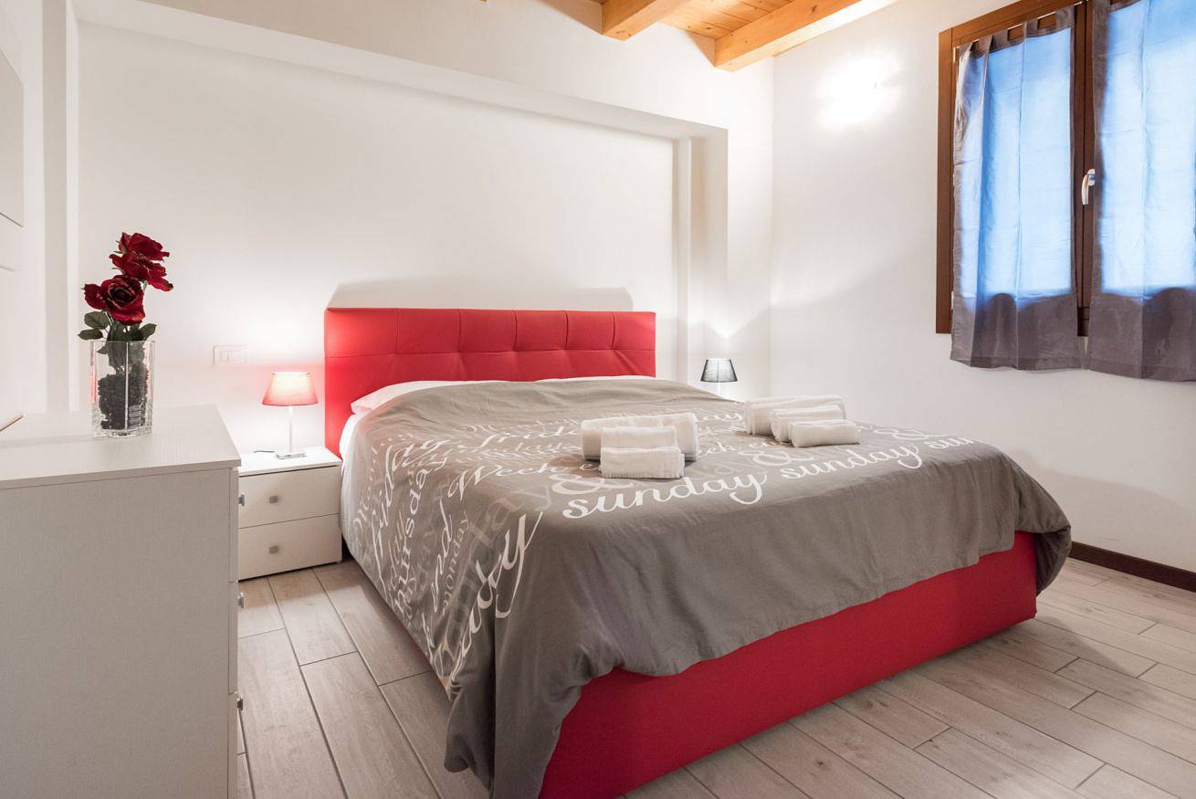 Entire apartment, Modern and functional apartment, close to San Zeno Basilica, with 5 sleeps. in Centro Storico, Verona
