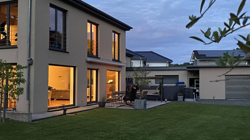 Ferienhaus für 8 Personen, mit Sauna und Pool sowie Terrasse und Garten in Landscheid