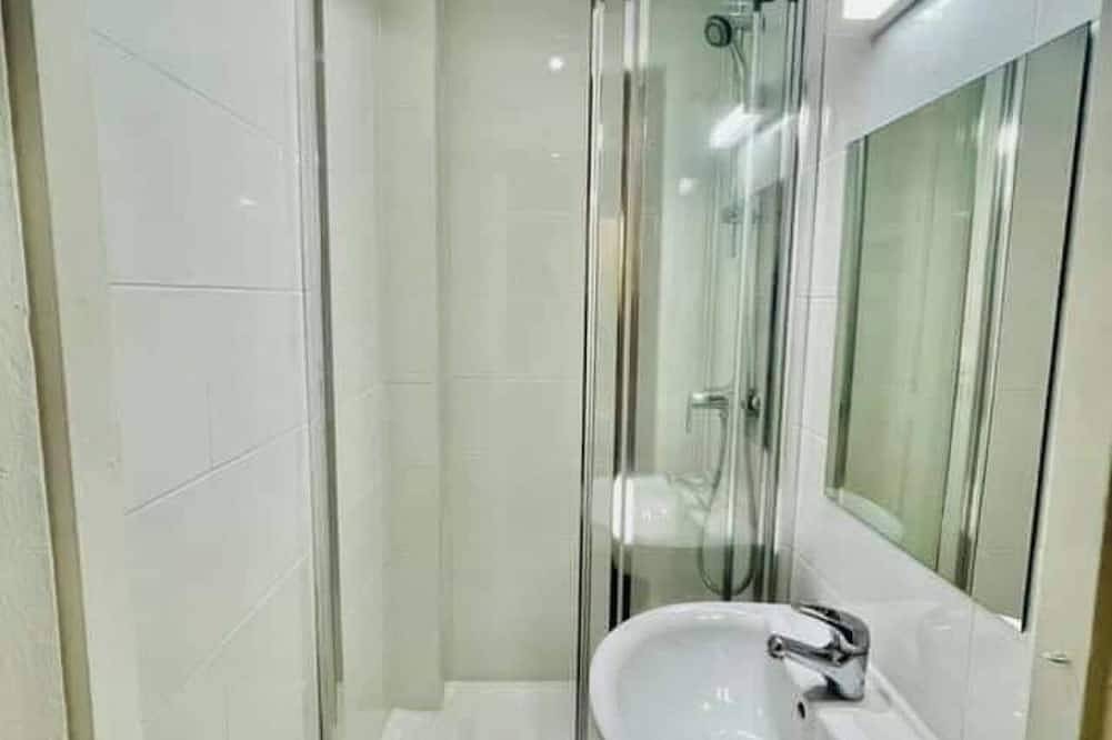 Entire apartment, Small private room, next to train B, 15 minutes go to Paris center. in Cachan, Val-de-Marne