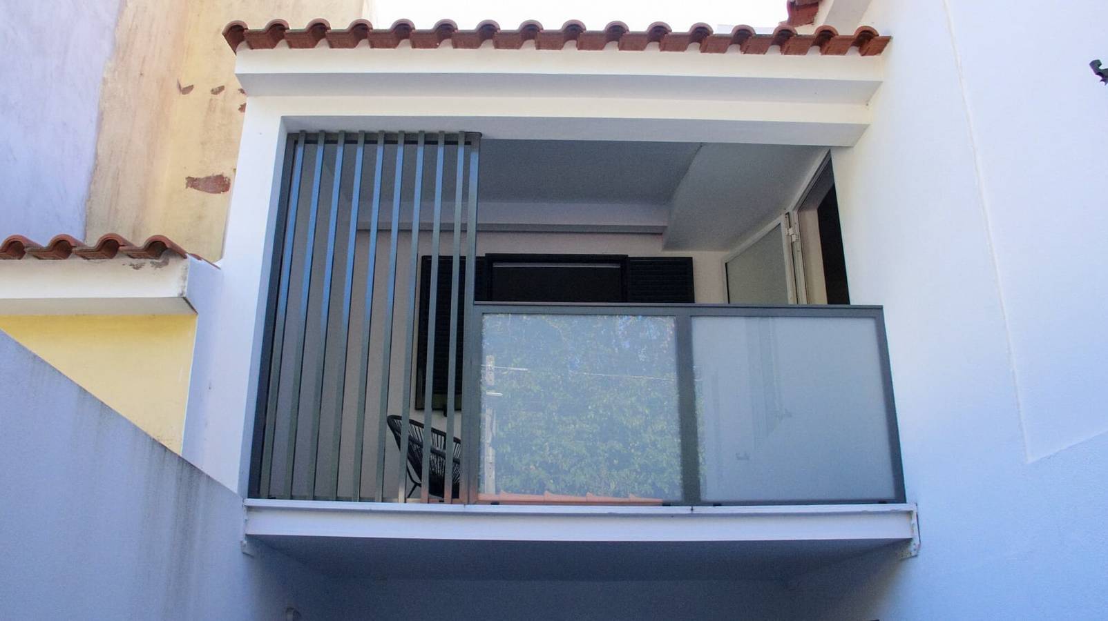 Geheel appartement, Vakantiehuis "A m a r - 450 m van het strand" met Balkon & Wifi in São Miguel Island, Rosto do Cão (São Roque)