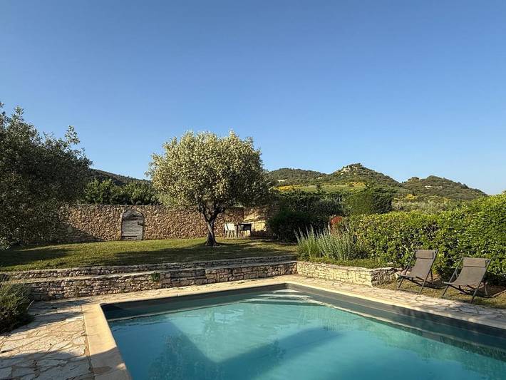 Gîte pour 2 personnes, avec Balcon et Terrasse ainsi que Jardin et Piscine à Mérindol-les-Oliviers