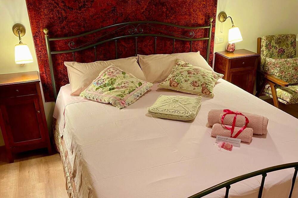 Two Private Rooms: with 1 room, with 2 rooms. Kitchen Living Room Parking in Reggio Emilia, Provincia de Reggio Emilia