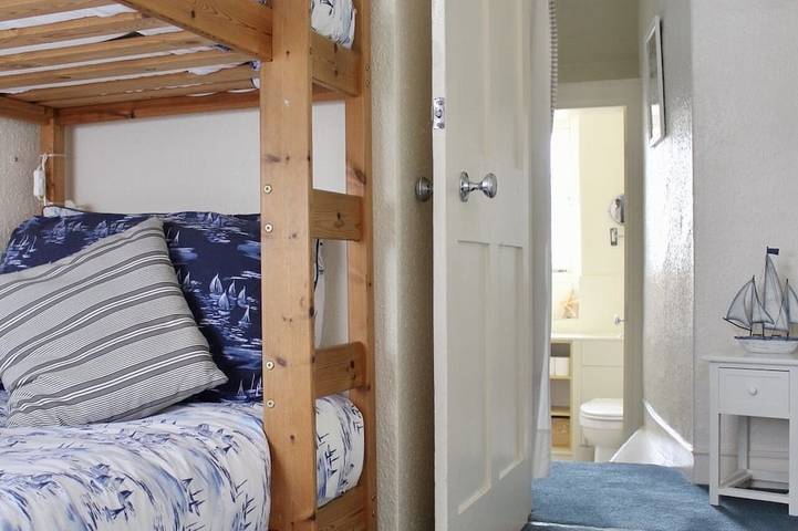 Holiday Cottage with seafront beach hut - sleeps 4 in Lyme Regis, Dorset