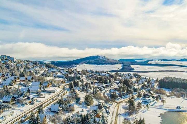 Appartement entier, Studio centre station avec parking privé in Super Besse, Besse-et-Saint-Anastaise
