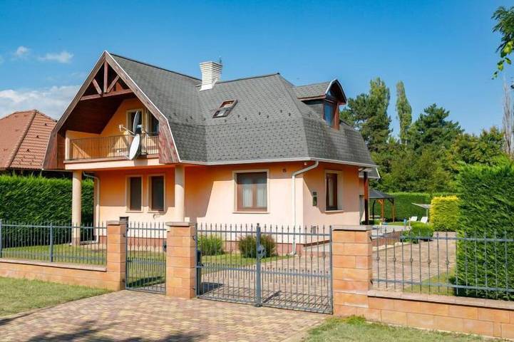 Ferienhaus für 8 Personen, mit Balkon und Pool - 1