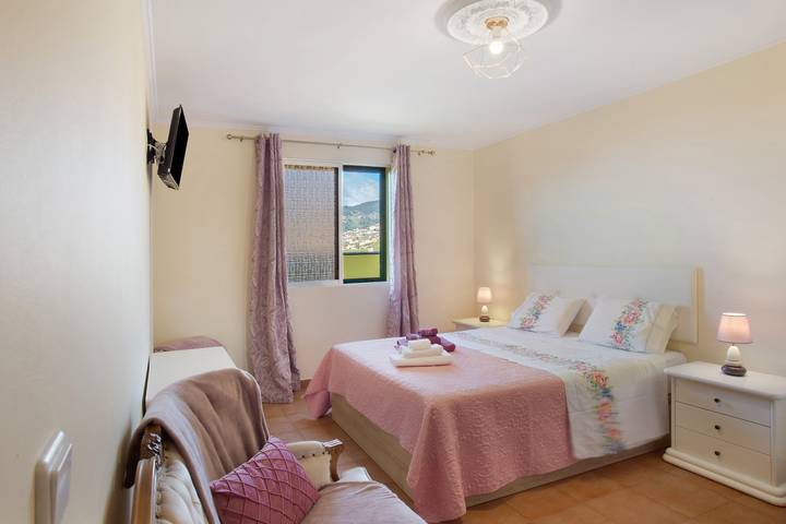 Holiday Home 'Levada Residence' with Private Terrace, Private Garden and Wi-Fi Access in Santo António (Madeira), Maderia