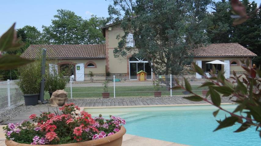 Location de vacances pour 4 personnes, avec jardin et piscine ainsi que terrasse et vue, animaux acceptés à Lamasquère