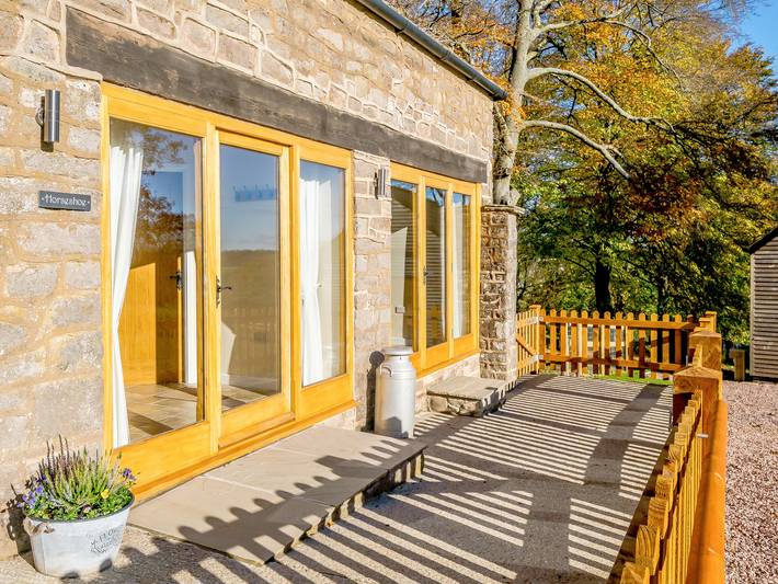 Log cabin for 4 people, with garden, with pets in Forest of Dean