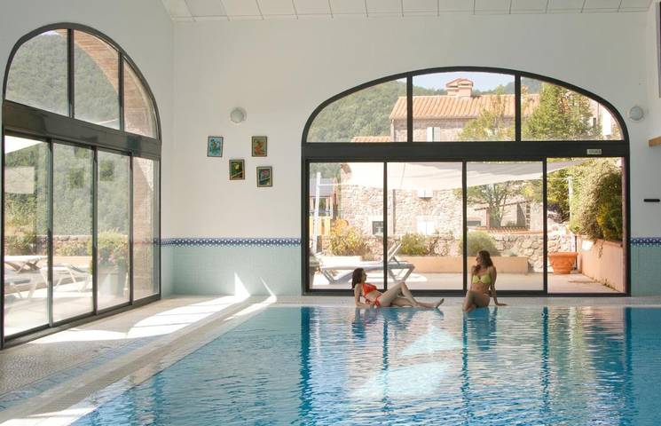 Hôtel pour 3 personnes, avec Jacuzzi et Terrasse ainsi que Jardin et Piscine à Serralongue