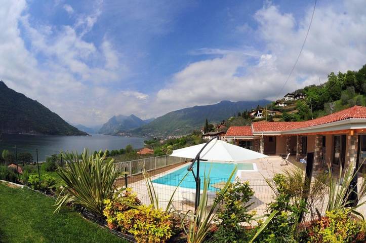 Privatzimmer für 2 Personen, mit Terrasse und Garten sowie Pool und Seeblick am Iseosee