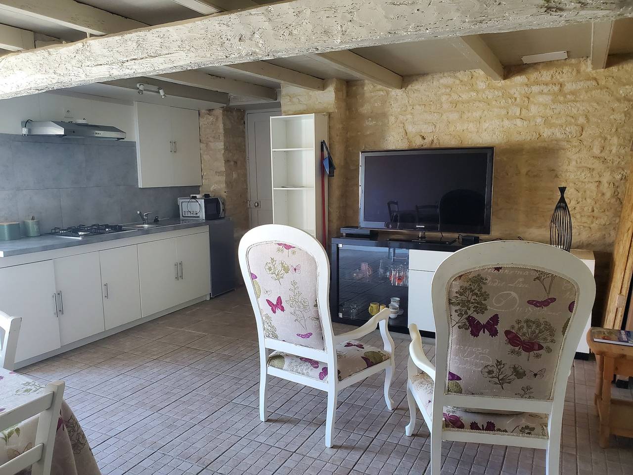 Casa Vacacional 'Gîte Romantique De Type Charentais' con Terraza Compartida, Wi-Fi y Aire Acondicionado in Le Thou, Region de Rochefort