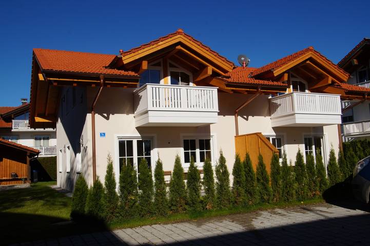 Ferienwohnung für 4 Personen, mit Balkon und Terrasse sowie Garten und Seeblick in Chieming