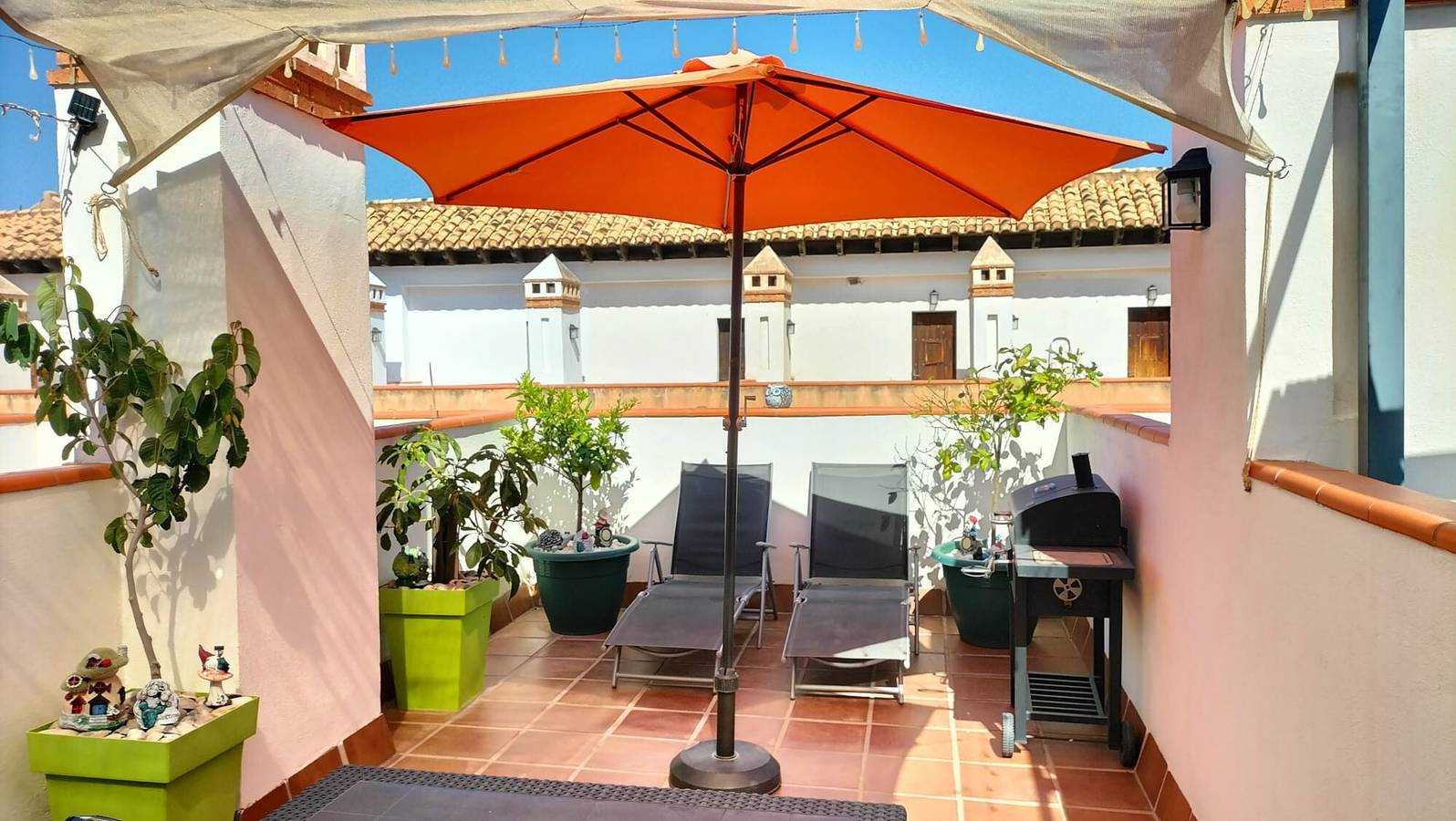 Appartement entier, Duplex Las Terrazas avec vue sur les montagnes, piscine, Wi-Fi, 2 terrasses et barbecue in Vélez de Benaudalla, Costa Granadina