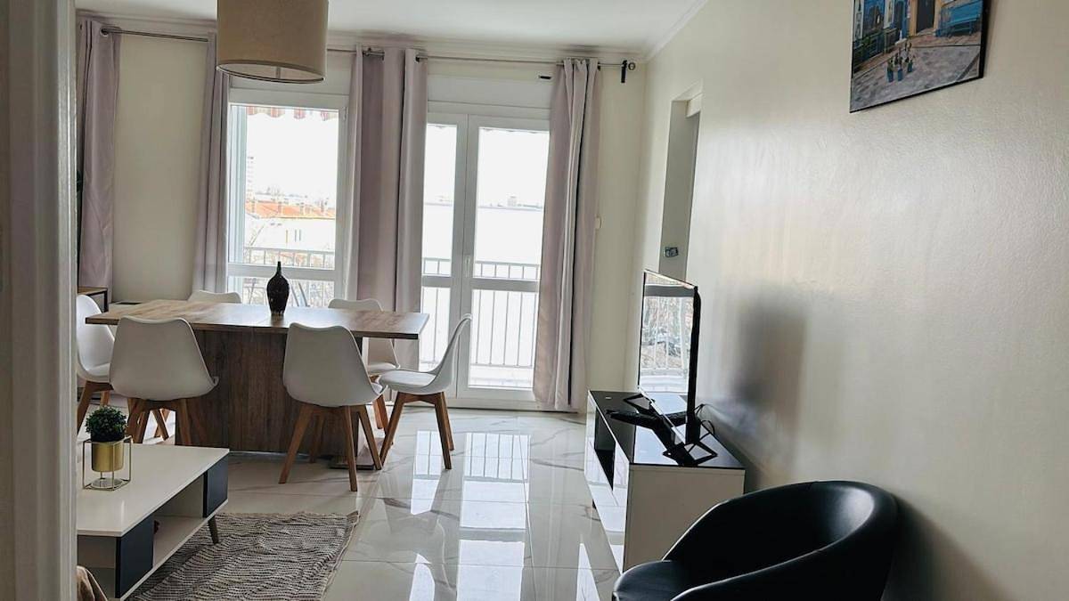 Appartement entier, Logement entier 90m2 , Bel Appartement T4 spacieux et lumineux avec 2 Parkings privée Gratuits in Saint-Priest, Lyon et ses environs