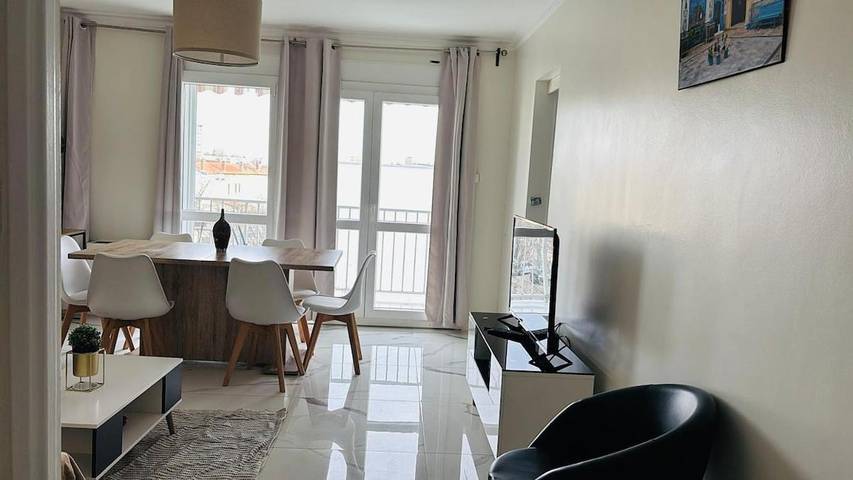 Gîte pour 8 personnes, avec jardin et terrasse à Saint-Priest - 4