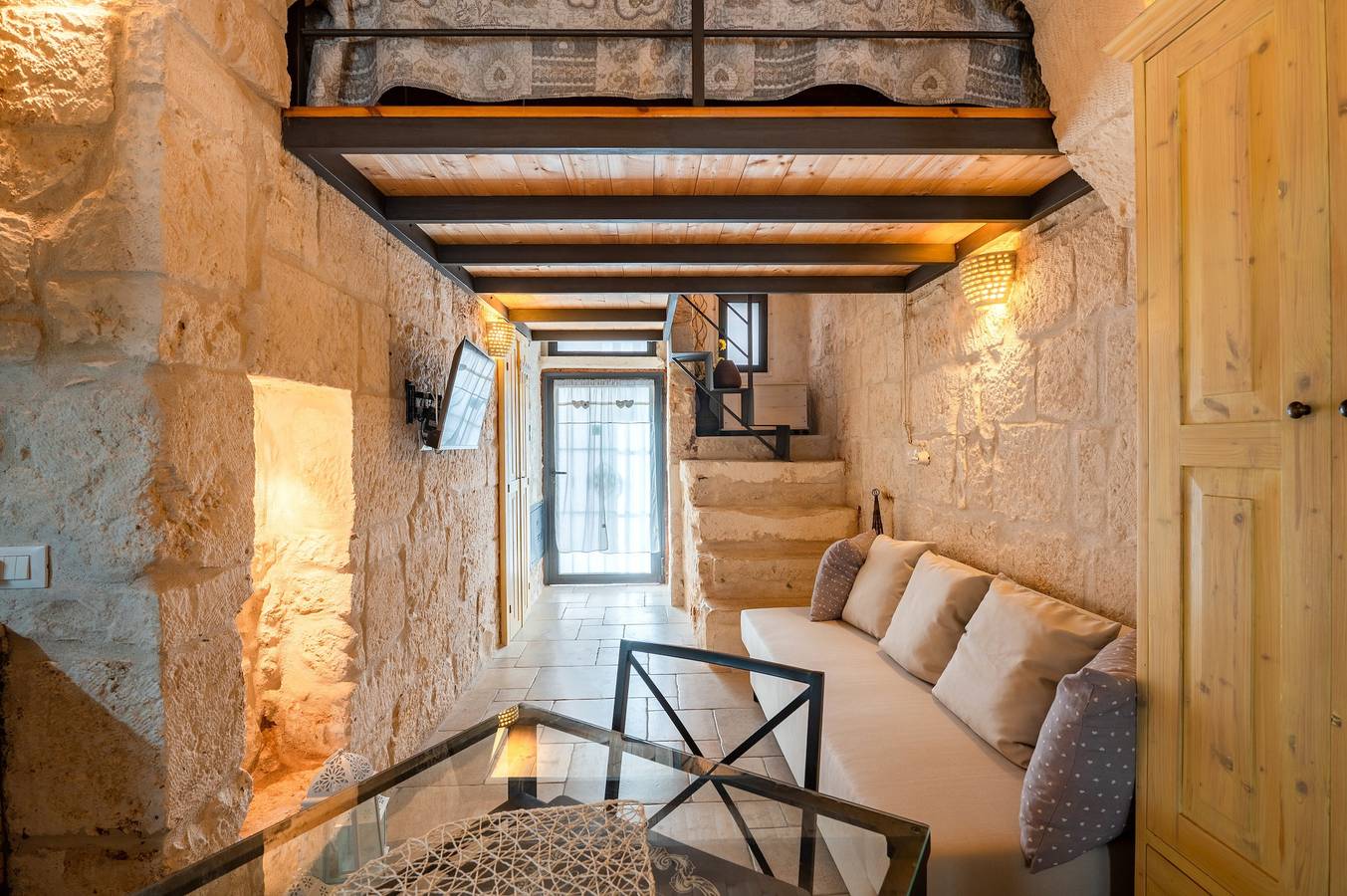 Entire studio, Studio Apartment 'Casetta In Pietra Ostuni' with Air Conditioning in Ostuni, Salento