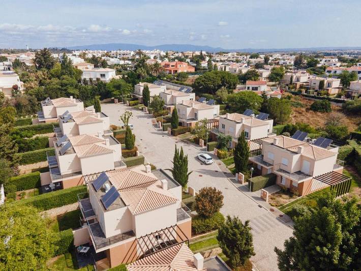 Appart’hôtel pour 5 personnes, avec vue ainsi que piscine et jardin, animaux acceptés