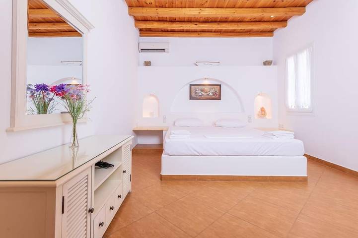 Villa dans un endroit calme avec vue sur le port de pêche, à quelques mètres de la plage de sable in Antiparos