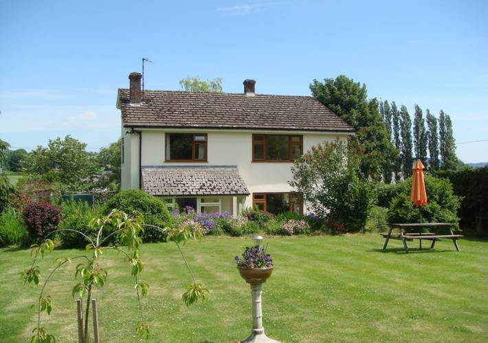 White House Cottage in Powys