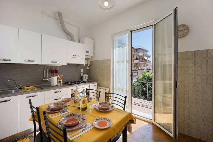 Appartamento intero, Appartamento Pet Friendly I Girasoli con vista sul mare e Wi-Fi in Moglio, Alassio