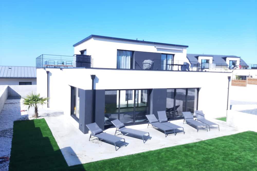 Villa Ty Varcq Avec Piscine Intérieure et vue mer in Locquirec, Ceinture Dorée