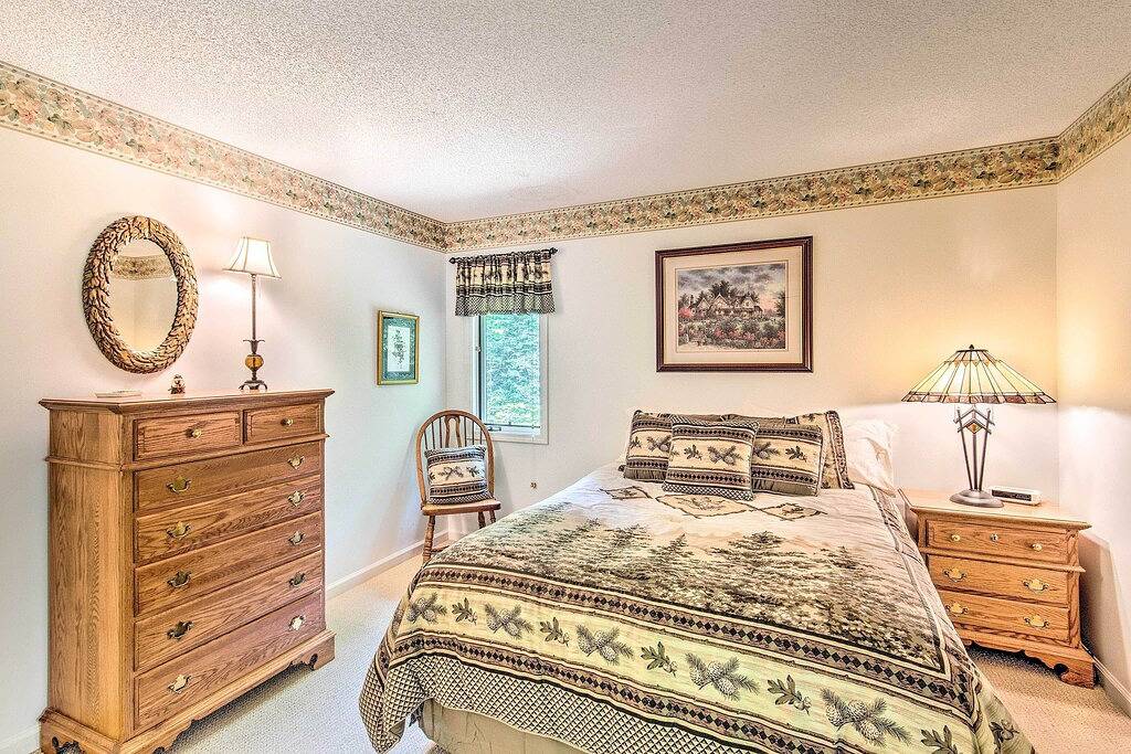 Neu! Lake Toxaway Cabin mit Feuerstelle - 1Mi zum Jachthafen in Lake Toxaway