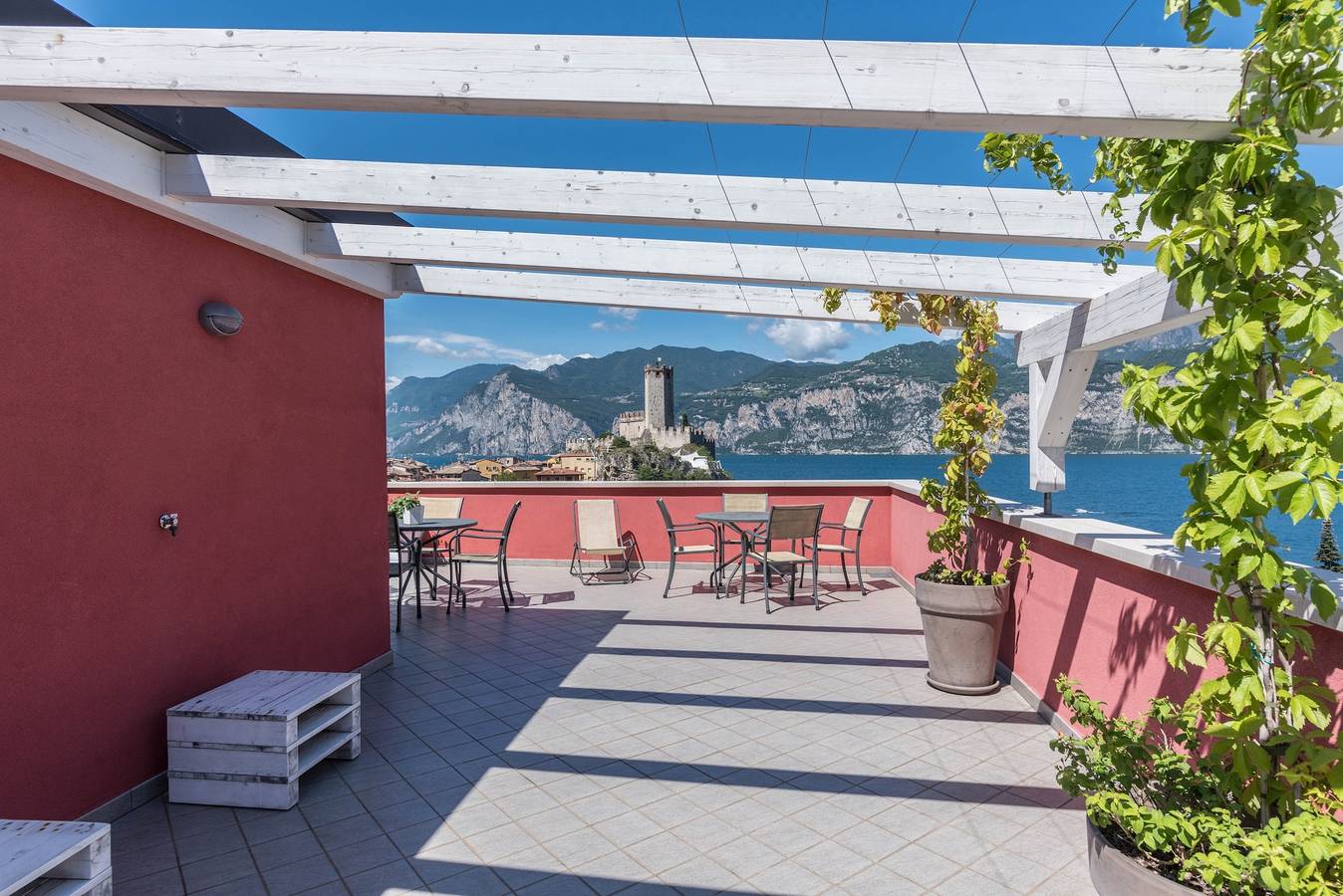 Hel lejlighed, Apartment 'Residence La Pergola  Trilocale' with Mountain View, Wi-Fi and Air Conditioning in Malcesine, Garda-Fjellene