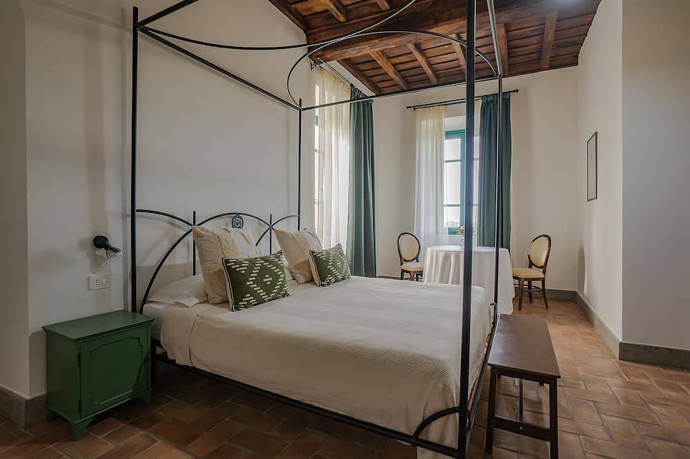 Historic farmhouse nestled in the Castelli Romani countryside in Velletri, Rom Provinz