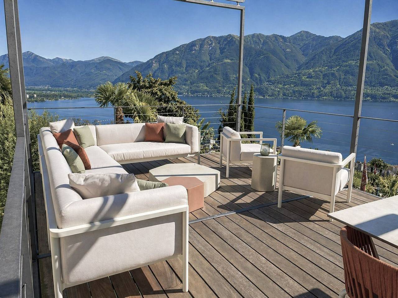 Exklusives Ferienhaus mit freistehender Terrasse, Panoramablick und Aussenpool in Orselina, Tessiner Alpen