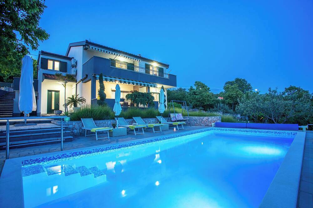 Villa Old Garden with heated Pool, private Tavern, and panoramic views in Makarska Riviera