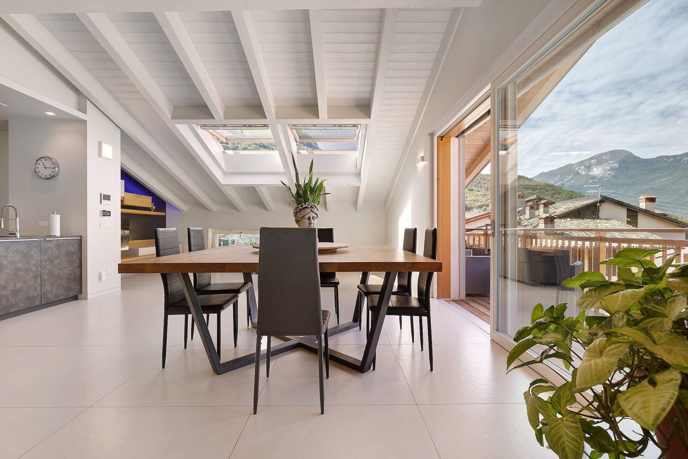 Geheel appartement, Appartement 'Castle View' met uitzicht op de bergen, balkon en Wifi in Drena, Garda Bergen