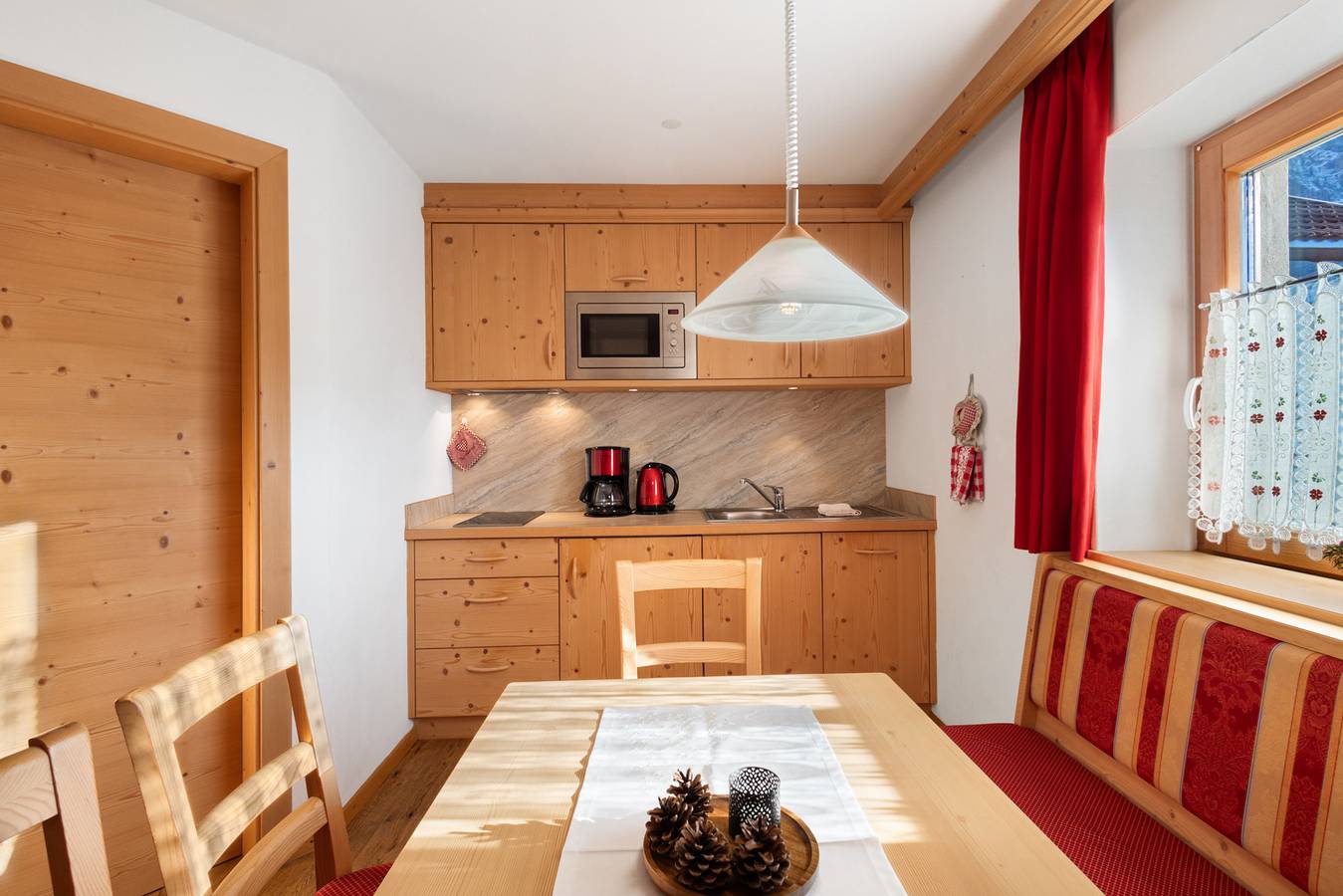 Ganzes Studio, Einzimmerapartment 'Apartment Plaies' mit Bergblick, Gemeinschaftsgarten und Wlan in Wengen (Italien), Dolomiti Superski
