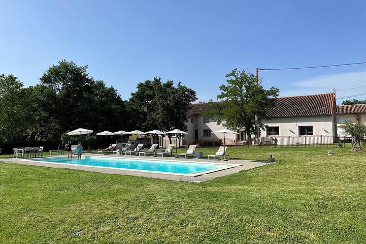 Location de vacances pour 16 personnes, avec Terrasse ainsi que Jardin et Piscine à Sainte-Foy-d'Aigrefeuille