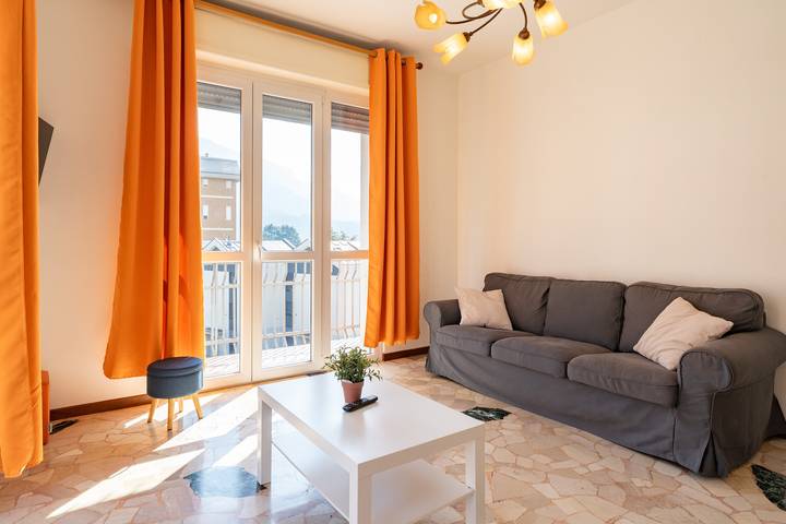Apartamento entero, Spacious bright apartment with panoramic views in Lecco, Alpes de Bérgamo Occidental