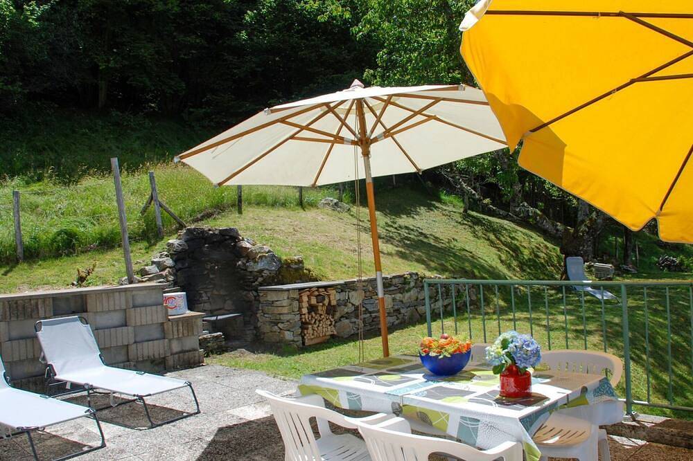 Casa de vacaciones privada con Wifi, Tv, patio, mascotas permitida, vista panorámica, aparcamiento in Gambarogno, Lake Maggiore (Suiza)